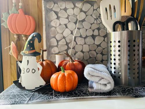Φωτογραφία από το άλμπουμ του pumpkin filled tiny boat house for the fall 
