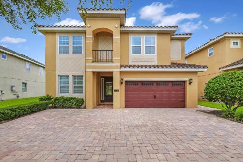 une grande maison avec une allée en briques dans l'établissement Grand Home Near Disney With Private Pool And Waterpark & Resort Access At Encore Resorts Reunion - 7519Mr, à Kissimmee