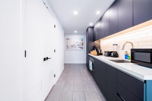 Stylish Modern Downtown Studio Free Parking photo 17