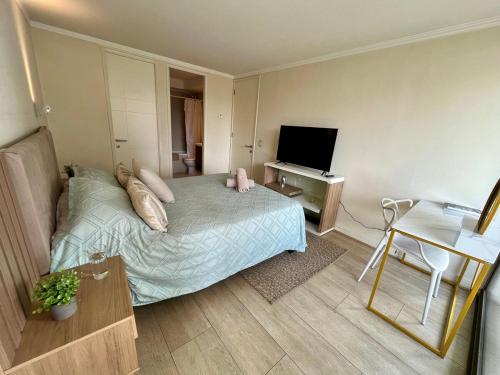 Postel nebo postele na pokoji v ubytování Luxurious and steps from the Mall