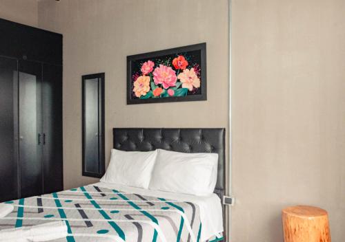 a bedroom with a bed and a picture on the wall at Don Café - Luxury and confort in Manizales