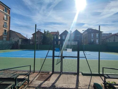 Tennis- og/eller squashfaciliteter på Appartement moderne avec cour extérieure Villemomble F3 59m2 eller i nærheden