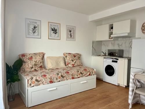 a bedroom with a bed with a microwave and a stove at Studio lumineux, 10min de Paris in Issy-les-Moulineaux