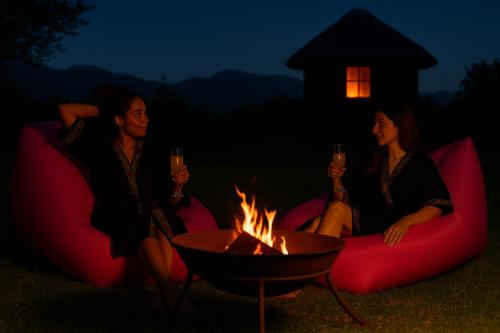 Khách lưu trú tại Tiny Huts Glamping Free Massage Hot Tub Sauna Waterfall Nearby