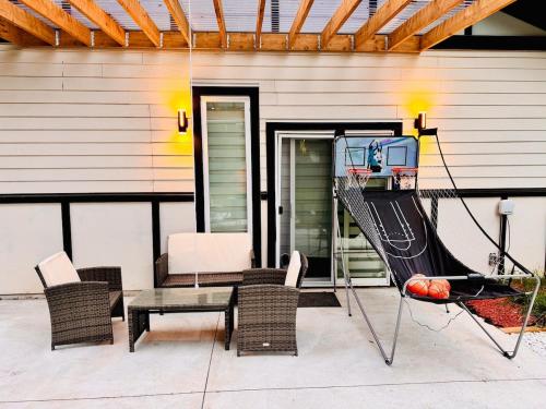 Imagen de la galería de Spacious 4 BD House with Fire-pit, Outdoor Theatre & More, en Langley