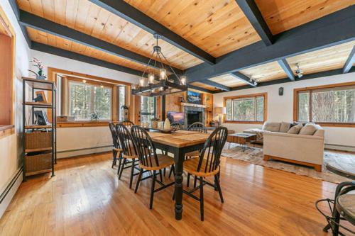 a dining room with a table and chairs at Lakewalk Lodge at the West Shore by Tahoe Getaways, Pet-Friendly w Sauna! in Homewood