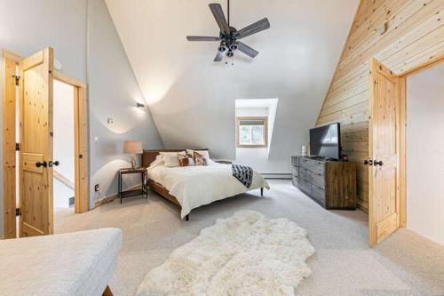 a bedroom with a bed and a ceiling fan at Lakewalk Lodge at the West Shore by Tahoe Getaways, Pet-Friendly w Sauna! in Homewood