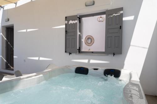 Gambar di galeri bagi Red Beach Harmony suites Modestos di Akrotiri