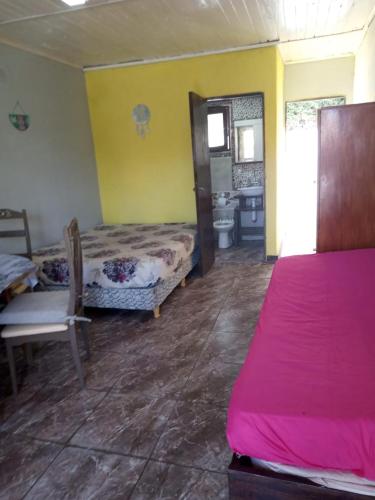 Zimmer mit 2 Betten und einem Bad in der Unterkunft CABAÑITAS del sur in Mar del Plata
