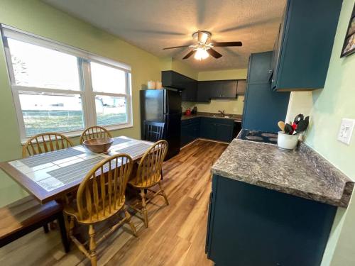 Cuisine ou kitchenette dans l'établissement Blue Heron Cottage with Game Room, Deck & Hot Tub