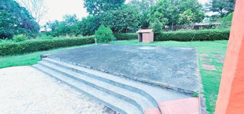 a concrete driveway with stairs in a yard at Casa Campestre El Laurel in Estación El Salto