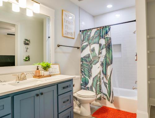 un bagno con un water e una tenda da doccia di Colorful Cozy 3BD Near Football Parks Lake and Airport a Tallahassee