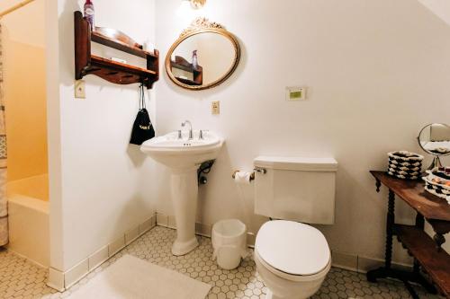 Bilik mandi di Mercersburg Inn