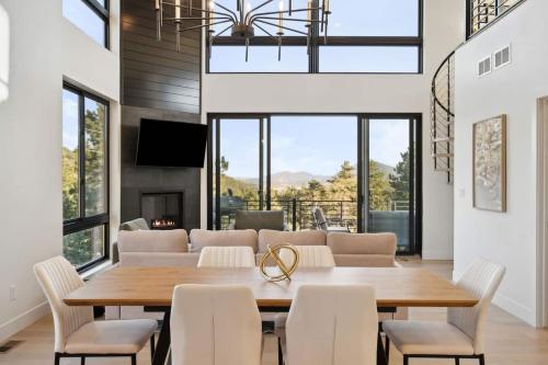 Χώρος καθιστικού στο Modern Mtn Escape! Hot Tub Fireplace Views