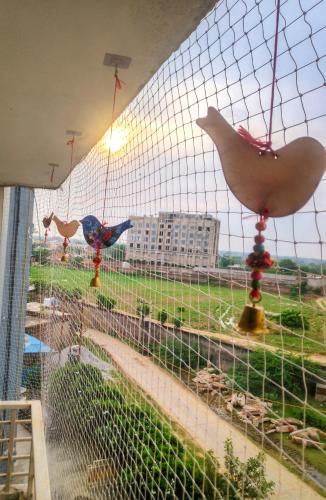 Un balcón o terraza en Vrindavan Divine Nest Near Iskcon and Prem Mandir