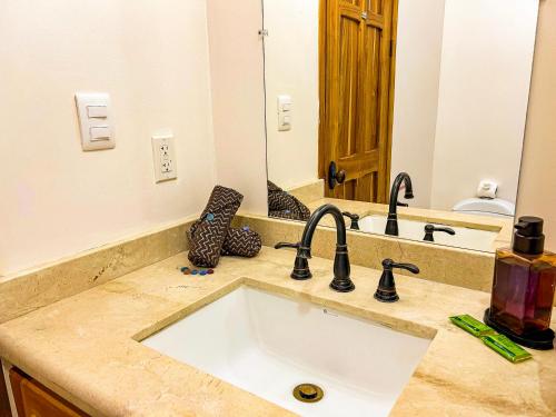 Un baño de Perfect Location! Beach & Market 100m Away