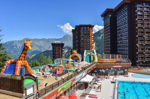 Bazén v ubytování Le corbier apart 6 pers , 1er etage vue pistes nebo v jeho okolí