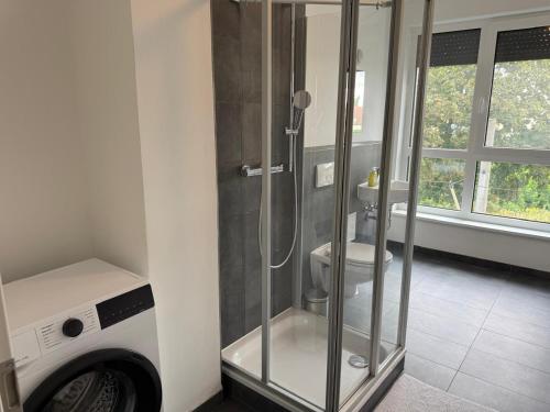 TauchaにあるTop Ferien- und Monteurswohnungen in Taucha bei Leipzig Nähe A14のトイレとガラスのシャワー付きのバスルーム