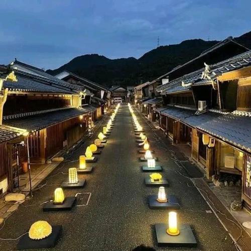 美濃市にある古民家クルンズの建物の間の通りに並んだ長いろうそく