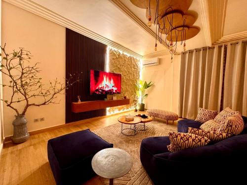ヤウンデにあるOasis appartements Bastosのソファ2つとテレビのあるリビングルーム