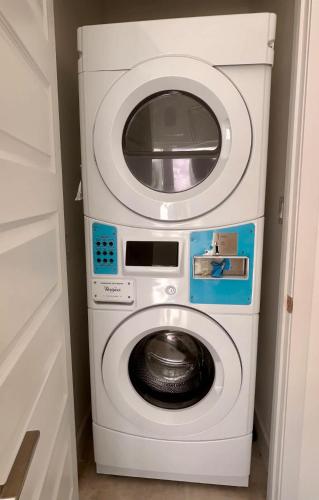a washing machine and a washer in a room at The Banana Bird at Cottages in Sand Bluff