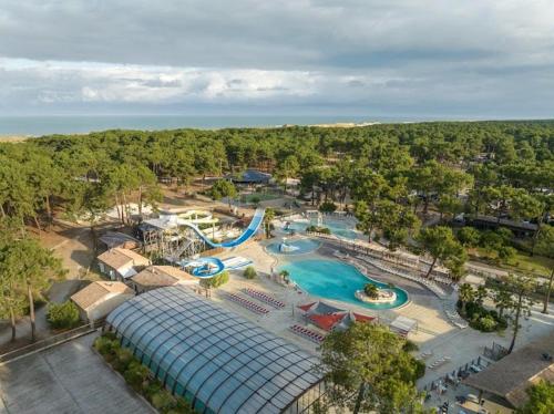 Swimmingpoolen hos eller tæt på Séjour famille Camping 5 étoiles