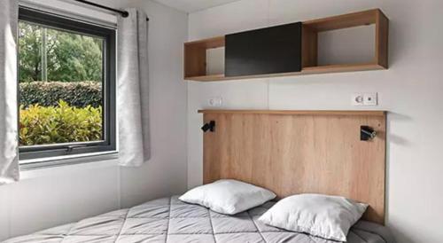 En eller flere senge i et værelse på Séjour famille Camping 5 étoiles