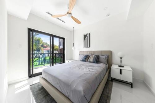 Postel nebo postele na pokoji v ubytování Luxury 1Bbr 1Bath Condo in Westbay Grand Cayman , Arza Hideaway