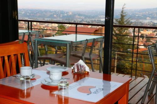 Ein Tisch und Stühle auf einem Balkon mit Aussicht in der Unterkunft Portal de la Montaña in Villa Carlos Paz