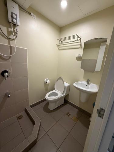 Vannituba majutusasutuses Cebu AvidaRiala Condotel by Go2Stays