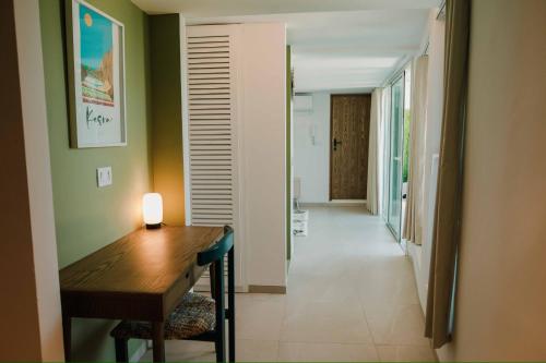 a hallway with a table and a light on it at Écrin bleu - Vue mer & piscine in La Marsa