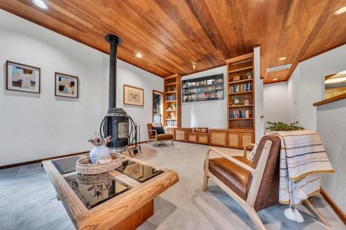 Posezení v ubytování Talmont Pines 4BR Retreat with HOA Beach Access