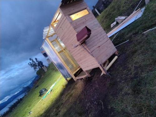 a tree house sitting on top of a hill at Zona de camping zoe in Guatavita