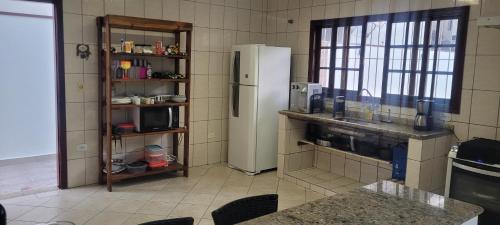 Kuchyň nebo kuchyňský kout v ubytování BareSun casa para 12 pessoas em Barequeçaba