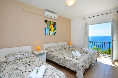 Beachfront house with hot tubRastici, Ciovo - 18478