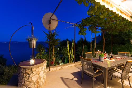 Beachfront house with hot tubRastici, Ciovo - 18478