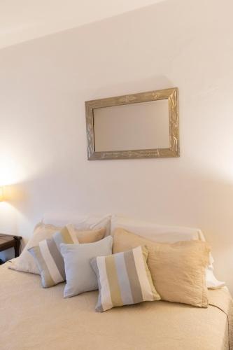 a mirror on the wall above a bed with pillows at Las Moras Hotel in San Lorenzo
