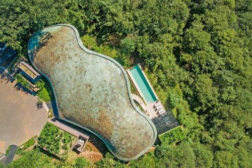 an overhead view of a large building with a pool at Villa Coral in Nacascolo