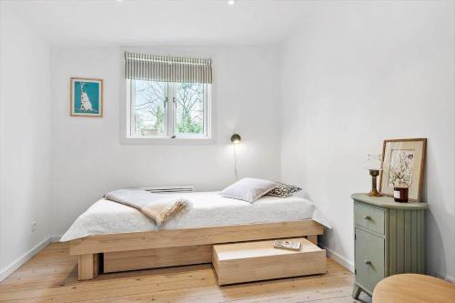 une chambre avec un lit et une fenêtre dans l'établissement 8171-Praesto-Solsortvej-11, à Præstø
