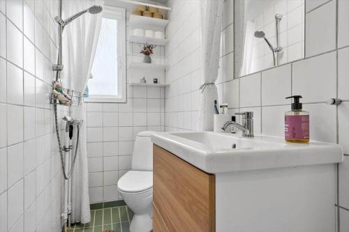 une salle de bain blanche avec un lavabo et des toilettes dans l'établissement 8171-Praesto-Solsortvej-11, à Præstø