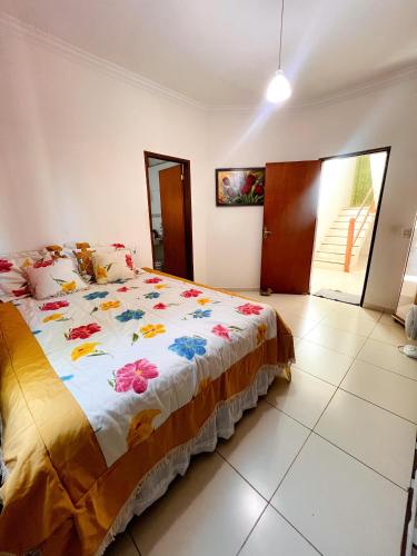 a bedroom with a large bed in a room at Casa Temporada Bela Vista in Pirenópolis