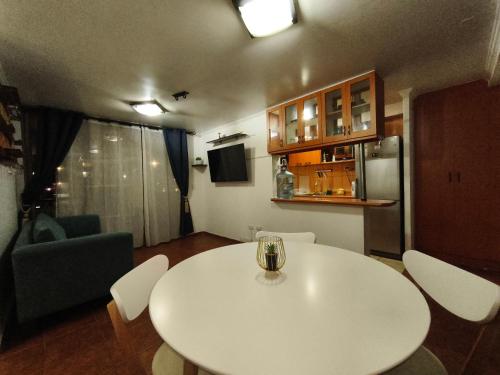 a living room with a white table and chairs at Departamento acogedor Arica in Arica