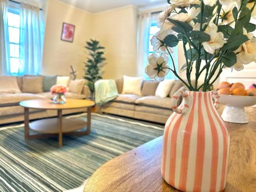 Gambar di galeri bagi Cozy 3BDR Downtown Salem with parking di Salem