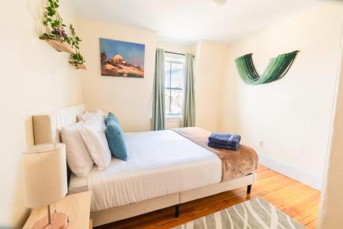 Gambar di galeri bagi Cozy 3BDR Downtown Salem with parking di Salem