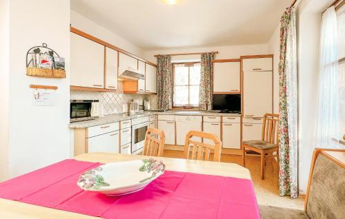 クライナルにあるFerienwohnung In Kleinarlのキッチン(テーブル、ボウル付)