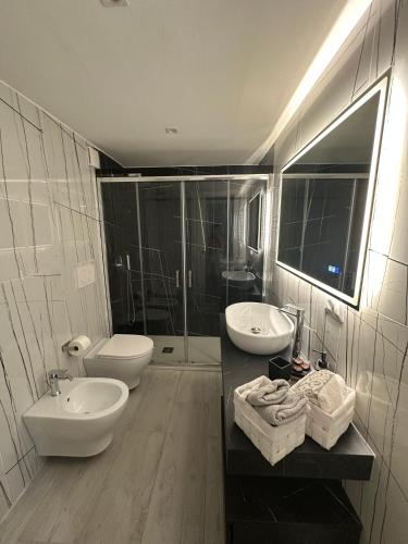 a bathroom with two sinks and a toilet and a shower at Saxlafenice in Bari