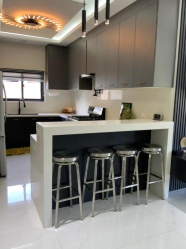 Kuchyň nebo kuchyňský kout v ubytování Grand Haven JA- 2 bedroom