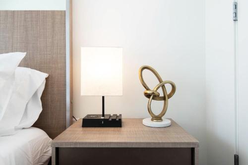 Ένα ή περισσότερα κρεβάτια σε δωμάτιο στο Skyline Suites