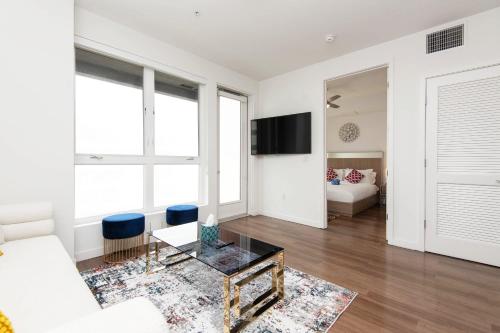 Μια τηλεόραση ή/και κέντρο ψυχαγωγίας στο Skyline Suites