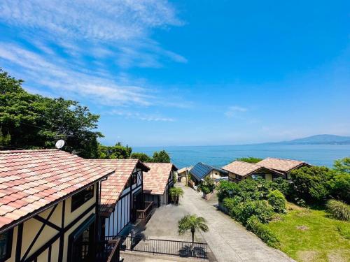 天草市にあるAmakusa Log House with Sea and Sunset Viewの海の見える家並み